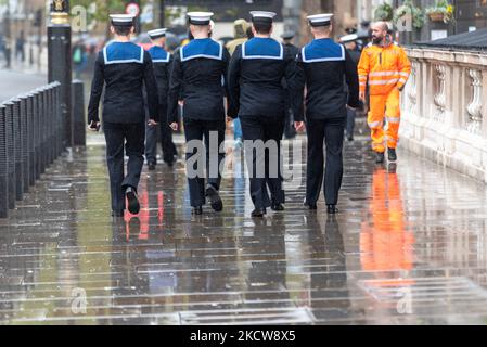 City of Westminster, London, Großbritannien. 5.. November 2022. Das Wetter in London war bewölkt und regnerisch. Besucher sind immer noch draußen, um die Sehenswürdigkeiten zu sehen. Militärangehöriger der Marine in London für den Gedenktag der U-Seefahrer Stockfoto