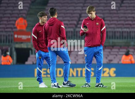 Nico Gonzalez und Gavi während des Spiels zwischen dem FC Barcelona und der RCD Espamnyol, entsprechend der Woche 14 der Liga Santandere, spielte am 20.. November 2021 im Camp Nou Stadium in Barcelona, Spanien. -- (Foto von Urbanandsport/NurPhoto) Stockfoto