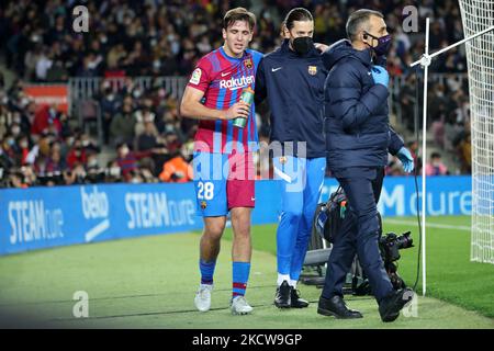 Nico Gonzalez wird während des Spiels zwischen dem FC Barcelona und der RCD Espamnyol verletzt, was der 14. Woche der Liga Santandere entspricht, die am 20.. November 2021 im Camp Nou Stadium in Barcelona, Spanien, gespielt wurde. -- (Foto von Urbanandsport/NurPhoto) Stockfoto