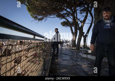 Touristen blicken vom Monte ViewPoint, Lissabon, aus über die Stadt. 18. November 2021. Portugal, das weltweit die Liste der Länder mit den höchsten Covid-19-Impfraten anführt, erwägt neue Beschränkungen, um mit einer möglichen Verschlimmerung der Epidemie, die durch eine Zunahme der Krankenhausaufenthalte und die Anzahl der Fälle gekennzeichnet ist, fertig zu werden. (Foto von Jorge Mantilla/NurPhoto) Stockfoto