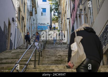 Die Menschen gehen die Treppe hinunter in den nahegelegenen Aussichtspunkt von Monte, Lissabon. 18. November 2021. Portugal, das weltweit die Liste der Länder mit den höchsten Covid-19-Impfraten anführt, erwägt neue Beschränkungen, um mit einer möglichen Verschlimmerung der Epidemie, die durch eine Zunahme der Krankenhausaufenthalte und die Anzahl der Fälle gekennzeichnet ist, fertig zu werden. (Foto von Jorge Mantilla/NurPhoto) Stockfoto