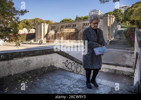 Eine Frau geht um den Alameda-Platz in Lissabon. 18. November 2021. Portugal, das weltweit die Liste der Länder mit den höchsten Covid-19-Impfraten anführt, erwägt neue Beschränkungen, um mit einer möglichen Verschlimmerung der Epidemie, die durch eine Zunahme der Krankenhausaufenthalte und die Anzahl der Fälle gekennzeichnet ist, fertig zu werden. (Foto von Jorge Mantilla/NurPhoto) Stockfoto