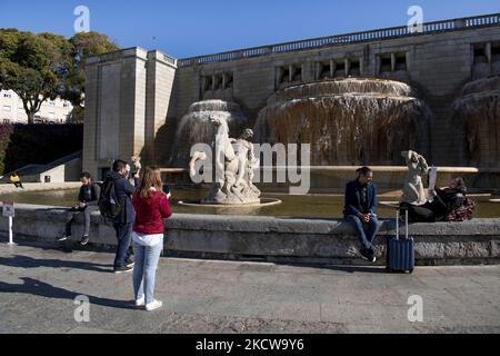 Die Menschen besuchen den Brunnen auf dem Alameda-Platz in Lissabon. 18. November 2021. Portugal, das weltweit die Liste der Länder mit den höchsten Covid-19-Impfraten anführt, erwägt neue Beschränkungen, um mit einer möglichen Verschlimmerung der Epidemie, die durch eine Zunahme der Krankenhausaufenthalte und die Anzahl der Fälle gekennzeichnet ist, fertig zu werden. (Foto von Jorge Mantilla/NurPhoto) Stockfoto