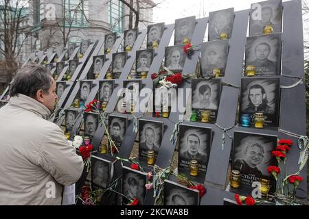 Ein ukrainischer Mann nimmt an einer Gedenkfeier am Denkmal der Helden der Himmlischen Hundert Teil, Aktivisten, die während des regierungsfeindlichen Protestes zur Euro-Maidan-Revolution 2014 in Kiew, Ukraine, am 21. November 2021 getötet wurden. Die Ukrainer feiern den Jahrestag der EuroMaidan-Revolution oder Revolution der würde. (Foto von STR/NurPhoto) Stockfoto