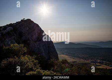 Plan-d'Aups-Sainte-Baume, Frankreich, 22. Juli 2021. Eine allgemeine Ansicht des Massif de la sainte baume vom Col du Pilon. Das Sainte-Baume-Massiv ist wegen seines heiligen Charakters, der mit dem Heiligtum von Sainte Marie-Madeleine verbunden ist, lange vor dem Holzeinschlag bewahrt worden und beherbergt einen herrlichen Buchenwald.(Foto by Emeric Fohlen/NurPhoto) Stockfoto