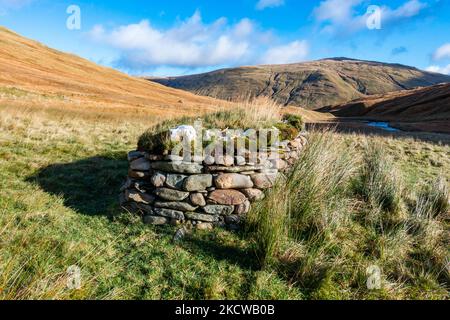 Der heidnische Schrein von Tigh Nam Bodach oder Tigh Nam Cailliche in der Nähe von Loch Lyon in Perthshire, Schottland, der heilige Flusssteine enthält Stockfoto