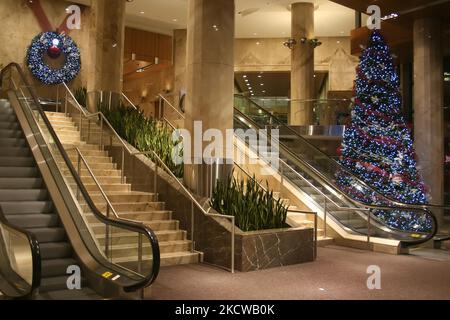 Weihnachtsdekoration in einer großen Lobby eines Bürogebäudes in der Innenstadt von Toronto, Ontario, Kanada. (Foto von Creative Touch Imaging Ltd./NurPhoto) Stockfoto