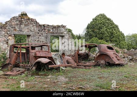 Die Überreste eines ausgebrannten Fahrzeugs im Dorf Oradour-sur-Glane in der Haute-Vienne, Frankreich Stockfoto