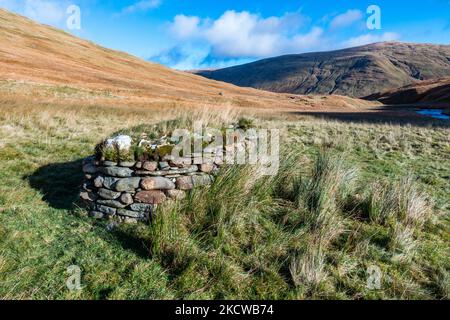 Der heidnische Schrein von Tigh Nam Bodach oder Tigh Nam Cailliche in der Nähe von Loch Lyon in Perthshire, Schottland, der heilige Flusssteine enthält Stockfoto