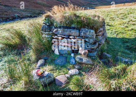 Der heidnische Schrein von Tigh Nam Bodach oder Tigh Nam Cailliche in der Nähe von Loch Lyon in Perthshire, Schottland, der heilige Flusssteine enthält Stockfoto