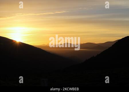 Der Blick nach Osten vom Bergpass Port de Lers (auch bekannt als Port de l'hers oder Port de Massat), über die französischen Pyrenäen bei Sunrise, Ariège Stockfoto