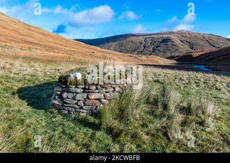 Der heidnische Schrein von Tigh Nam Bodach oder Tigh Nam Cailliche in der Nähe von Loch Lyon in Perthshire, Schottland, der heilige Flusssteine enthält Stockfoto