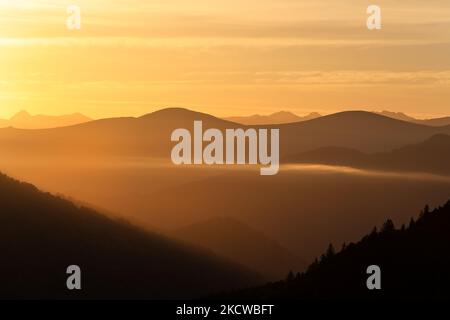 Der Blick nach Osten vom Bergpass Port de Lers (auch bekannt als Port de l'hers oder Port de Massat), über die französischen Pyrenäen bei Sunrise, Ariège Stockfoto