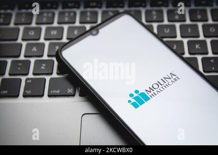 In dieser Abbildung ist ein Logo von Molina Healthcare zu sehen, das am 21. November 2021 in Athen, Griechenland, auf einem Smartphone-Bildschirm mit einem Computerschlüsselwort im Hintergrund angezeigt wird. (Foto von Nikolas Kokovlis/NurPhoto) Stockfoto