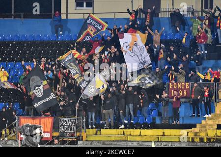 Fans von Benevento während der italienischen Fußball-Meisterschaft Liga BKT AC Pisa vs Benevento Calcio am 21. November 2021 in der Arena Garibaldi in Pisa, Italien (Foto von Gabriele Masotti/LiveMedia/NurPhoto) Stockfoto