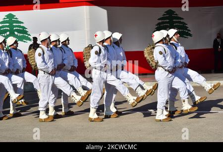 Truppen der libanesischen Armee nehmen an einer Militärparade zum 78.. Jahrestag des Unabhängigkeitstages des Libanon Teil, die am 22. November 2021 im Verteidigungsministerium in Yarzeh am östlichen Stadtrand von Beirut stattfindet. - Der Unabhängigkeitstag erinnert an das Ende des französischen Mandats im Libanon im November 1943. (Foto von Fadel Itani/NurPhoto) Stockfoto