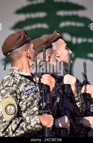 Truppen der libanesischen Armee nehmen an einer Militärparade zum 78.. Jahrestag des Unabhängigkeitstages des Libanon Teil, die am 22. November 2021 im Verteidigungsministerium in Yarzeh am östlichen Stadtrand von Beirut stattfindet. - Der Unabhängigkeitstag erinnert an das Ende des französischen Mandats im Libanon im November 1943. (Foto von Fadel Itani/NurPhoto) Stockfoto