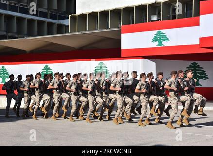 Truppen der libanesischen Armee nehmen an einer Militärparade zum 78.. Jahrestag des Unabhängigkeitstages des Libanon Teil, die am 22. November 2021 im Verteidigungsministerium in Yarzeh am östlichen Stadtrand von Beirut stattfindet. - Der Unabhängigkeitstag erinnert an das Ende des französischen Mandats im Libanon im November 1943. (Foto von Fadel Itani/NurPhoto) Stockfoto