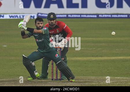 Der pakistanische Mohammad Rizwan spielt beim zweiten internationalen Cricket-Spiel Twenty20 zwischen Bangladesch und Pakistan am 20. November 2021 im Sher-e-Bangla National Cricket Stadium in Dhaka einen Schuss. (Foto von Ahmed Salahuddin/NurPhoto) Stockfoto