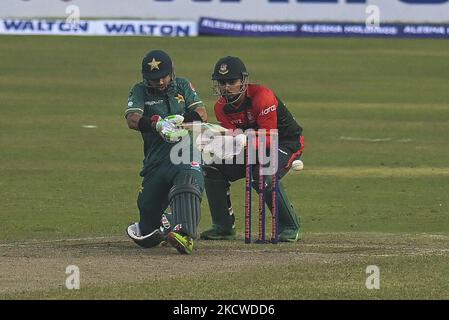 Der pakistanische Mohammad Rizwan spielt beim zweiten internationalen Cricket-Spiel Twenty20 zwischen Bangladesch und Pakistan am 20. November 2021 im Sher-e-Bangla National Cricket Stadium in Dhaka einen Schuss. (Foto von Ahmed Salahuddin/NurPhoto) Stockfoto