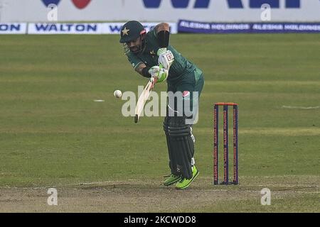 Der pakistanische Mohammad Rizwan spielt beim zweiten internationalen Cricket-Spiel Twenty20 zwischen Bangladesch und Pakistan am 20. November 2021 im Sher-e-Bangla National Cricket Stadium in Dhaka einen Schuss. (Foto von Ahmed Salahuddin/NurPhoto) Stockfoto