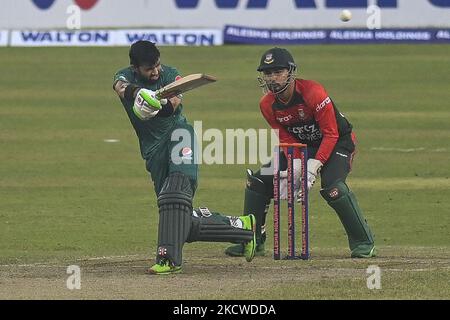 Der pakistanische Mohammad Rizwan spielt beim zweiten internationalen Cricket-Spiel Twenty20 zwischen Bangladesch und Pakistan am 20. November 2021 im Sher-e-Bangla National Cricket Stadium in Dhaka einen Schuss. (Foto von Ahmed Salahuddin/NurPhoto) Stockfoto