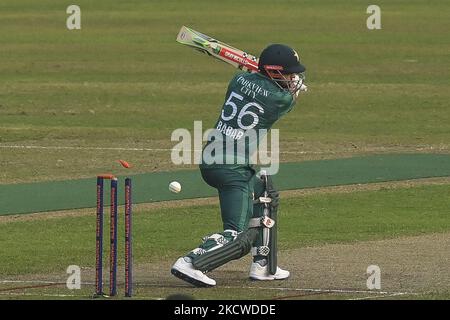 Pakistans Kapitän Babar Azam wird am 20. November 2021 beim zweiten internationalen Cricket-Spiel Twenty20 zwischen Bangladesch und Pakistan im Sher-e-Bangla National Cricket Stadium in Dhaka von Mustafizur Rahman aus Bangladesch klar durchbohren. (Foto von Ahmed Salahuddin/NurPhoto) Stockfoto