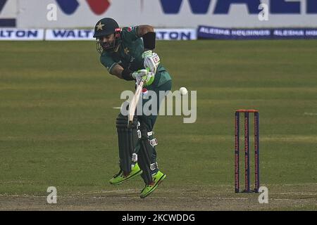 Der pakistanische Mohammad Rizwan spielt beim zweiten internationalen Cricket-Spiel Twenty20 zwischen Bangladesch und Pakistan am 20. November 2021 im Sher-e-Bangla National Cricket Stadium in Dhaka einen Schuss. (Foto von Ahmed Salahuddin/NurPhoto) Stockfoto