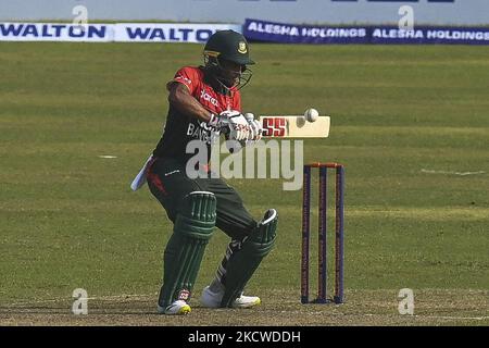 Der Bangladeschs Nazmul Hasan Shanto spielt am 19. November 2021 beim zweiten internationalen Cricket-Spiel Twenty20 zwischen Bangladesch und Pakistan im Sher-e-Bangla National Cricket Stadium in Dhaka einen Schuss. (Foto von Ahmed Salahuddin/NurPhoto) Stockfoto