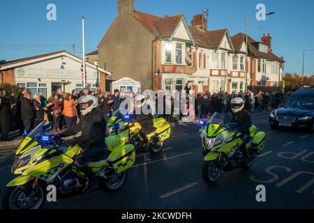 Mitglieder der Öffentlichkeit richten die Straßen vor der Iveagh Hall der Southend West Conservative Association aus, um als Pferdewagen, der am Montag, dem 22.. November 2021, den Sarg des ermordeten Abgeordneten Sir David Amess aus Southend West trägt, ihren Respekt zu zollen. (Foto von Lucy North/MI News/NurPhoto) Stockfoto