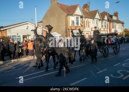 Mitglieder der Öffentlichkeit richten die Straßen vor der Iveagh Hall der Southend West Conservative Association aus, um als Pferdewagen, der am Montag, dem 22.. November 2021, den Sarg des ermordeten Abgeordneten Sir David Amess aus Southend West trägt, ihren Respekt zu zollen. (Foto von Lucy North/MI News/NurPhoto) Stockfoto