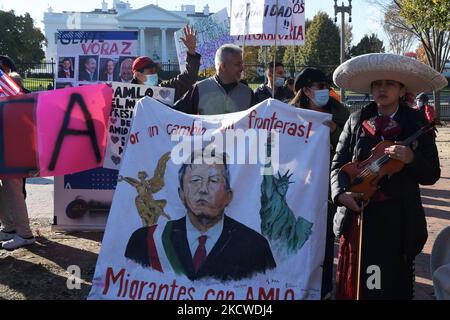 Mexikanische und Mariachis-Demonstranten, die sich im Lafayette Park versammeln, fordern Präsident Joe Biden auf, vor seinem bilateralen Treffen mit dem mexikanischen Präsidenten Manuel Lopez Obrador heute am 18. November 2021 im Weißen Haus in Washington DC, USA, das Gesetz zur Einwanderungsreform zu verabschieden. (Foto von Lenin Nolly/NurPhoto) Stockfoto