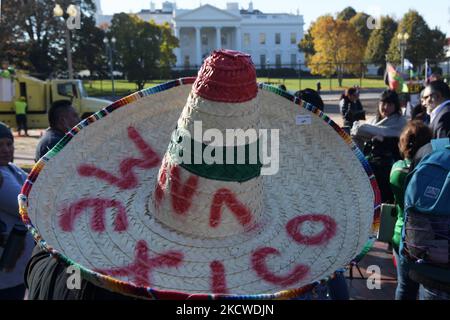 Mexikanische und Mariachis-Demonstranten, die sich im Lafayette Park versammeln, fordern Präsident Joe Biden auf, vor seinem bilateralen Treffen mit dem mexikanischen Präsidenten Manuel Lopez Obrador heute am 18. November 2021 im Weißen Haus in Washington DC, USA, das Gesetz zur Einwanderungsreform zu verabschieden. (Foto von Lenin Nolly/NurPhoto) Stockfoto