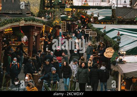 Allgemeiner Blick auf den Eröffnungstag des Weihnachtsmarktes in Köln am 22. November 2021, da die Coronavirus-Infektionen in Deutschland ihren Höhepunkt erreichen (Foto by Ying Tang/NurPhoto) Stockfoto