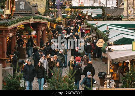 Allgemeiner Blick auf den Eröffnungstag des Weihnachtsmarktes in Köln am 22. November 2021, da die Coronavirus-Infektionen in Deutschland ihren Höhepunkt erreichen (Foto by Ying Tang/NurPhoto) Stockfoto