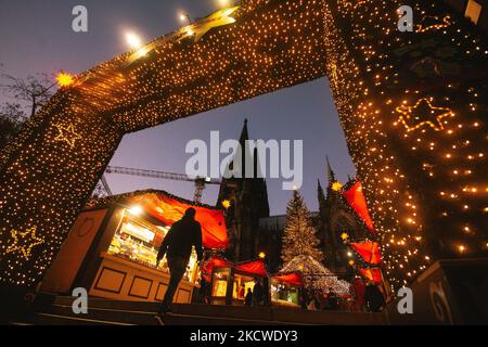 Allgemeiner Blick auf den Eröffnungstag des Weihnachtsmarktes in Köln am 22. November 2021, da die Coronavirus-Infektionen in Deutschland ihren Höhepunkt erreichen (Foto by Ying Tang/NurPhoto) Stockfoto