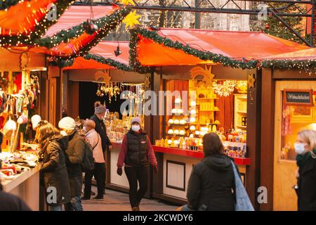 Allgemeiner Blick auf den Eröffnungstag des Weihnachtsmarktes in Köln am 22. November 2021, da die Coronavirus-Infektionen in Deutschland ihren Höhepunkt erreichen (Foto by Ying Tang/NurPhoto) Stockfoto