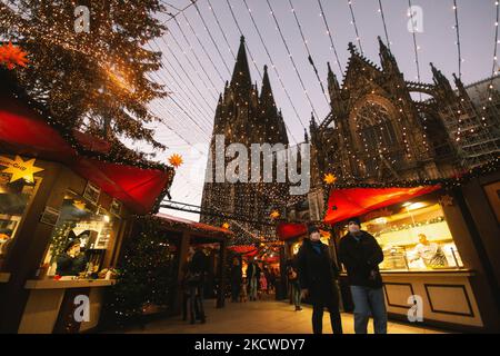 Allgemeiner Blick auf den Eröffnungstag des Weihnachtsmarktes in Köln am 22. November 2021, da die Coronavirus-Infektionen in Deutschland ihren Höhepunkt erreichen (Foto by Ying Tang/NurPhoto) Stockfoto