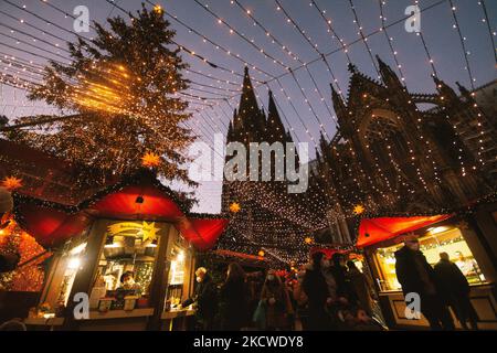 Allgemeiner Blick auf den Eröffnungstag des Weihnachtsmarktes in Köln am 22. November 2021, da die Coronavirus-Infektionen in Deutschland ihren Höhepunkt erreichen (Foto by Ying Tang/NurPhoto) Stockfoto