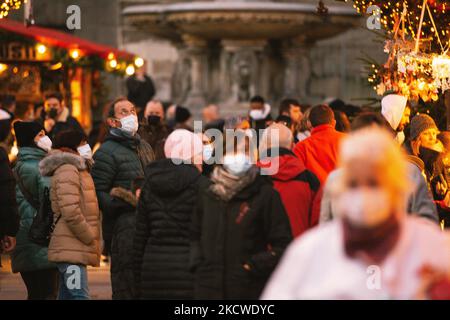 Allgemeiner Blick auf den Eröffnungstag des Weihnachtsmarktes in Köln am 22. November 2021, da die Coronavirus-Infektionen in Deutschland ihren Höhepunkt erreichen (Foto by Ying Tang/NurPhoto) Stockfoto