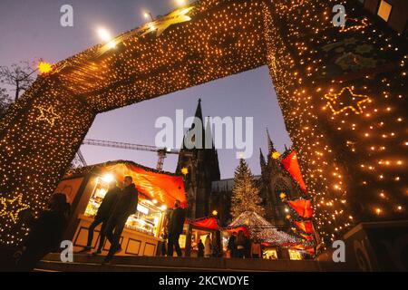 Allgemeiner Blick auf den Eröffnungstag des Weihnachtsmarktes in Köln am 22. November 2021, da die Coronavirus-Infektionen in Deutschland ihren Höhepunkt erreichen (Foto by Ying Tang/NurPhoto) Stockfoto