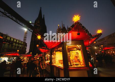 Allgemeiner Blick auf den Eröffnungstag des Weihnachtsmarktes in Köln am 22. November 2021, da die Coronavirus-Infektionen in Deutschland ihren Höhepunkt erreichen (Foto by Ying Tang/NurPhoto) Stockfoto