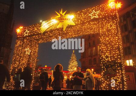 Allgemeiner Blick auf den Eröffnungstag des Weihnachtsmarktes in Köln am 22. November 2021, da die Coronavirus-Infektionen in Deutschland ihren Höhepunkt erreichen (Foto by Ying Tang/NurPhoto) Stockfoto