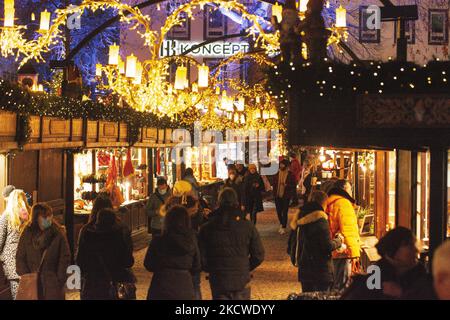 Allgemeiner Blick auf den Eröffnungstag des Weihnachtsmarktes in Köln am 22. November 2021, da die Coronavirus-Infektionen in Deutschland ihren Höhepunkt erreichen (Foto by Ying Tang/NurPhoto) Stockfoto