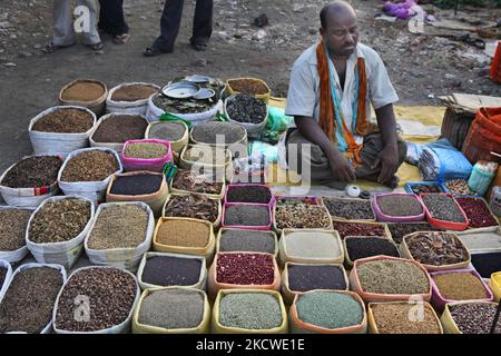 Merchant verkauft eine Vielzahl von Gewürzen im Shaniwaar Subzi Bazaar, dem größten Obst- und Gemüsemarkt in der indischen Stadt Nagpur, Maharashtra, Indien. (Foto von Creative Touch Imaging Ltd./NurPhoto) Stockfoto