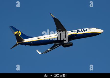 Ryanair Boeing 737-800 Flugzeuge wie gesehen Rollen, starten und fliegen in den blauen Himmel vom Flughafen Eindhoven EIN. Das B738 abfliegende Flugzeug hat die Registrierung SP-RKU, die zur Buzz Airline gehört, einer Tochtergesellschaft von Ryanair, der irischen Billigfluggesellschaft. Ryanair gab vor kurzem seinen Austritt aus der Londoner Börsennotierung wegen der Einhaltung der EU-Regeln nach dem Brexit bekannt. Die weltweite Luftfahrtindustrie versucht, sich von den negativen Auswirkungen der Coronavirus-Pandemie Covid-19 zu erholen. Eindhoven, Niederlande am 22. November 2021 (Foto: Nicolas Economou/NurPhoto) Stockfoto