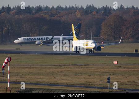 Buzz Boeing 737 MAX 8 Flugzeuge wie gesehen Rollen, starten und fliegen von Eindhoven Airport EIN nach Warschau Polan WMI während eines Tages mit blauem Himmel. Die brandneue Boeing 737 MAX 8-200 hat die Zulassung SP-RZA, fliegt seit Oktober 2021. Buzz Airline ist eine Billigfluggesellschaft, eine Tochtergesellschaft der Billigfluggesellschaft Ryanair. Buzz betreibt Linienflüge im Auftrag von Ryanair, Und Charterflüge aus Polen, die Airline Buzz mit dem BEE-Logo, nahm im Januar 2020 ihren Betrieb auf, früher hieß sie Ryanair Sun. Die weltweite Luftfahrtindustrie versucht sich von der Negativzeit zu erholen Stockfoto