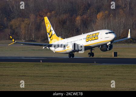 Buzz Boeing 737 MAX 8 Flugzeuge wie gesehen Rollen, starten und fliegen von Eindhoven Airport EIN nach Warschau Polan WMI während eines Tages mit blauem Himmel. Die brandneue Boeing 737 MAX 8-200 hat die Zulassung SP-RZA, fliegt seit Oktober 2021. Buzz Airline ist eine Billigfluggesellschaft, eine Tochtergesellschaft der Billigfluggesellschaft Ryanair. Buzz betreibt Linienflüge im Auftrag von Ryanair, Und Charterflüge aus Polen, die Airline Buzz mit dem BEE-Logo, nahm im Januar 2020 ihren Betrieb auf, früher hieß sie Ryanair Sun. Die weltweite Luftfahrtindustrie versucht sich von der Negativzeit zu erholen Stockfoto