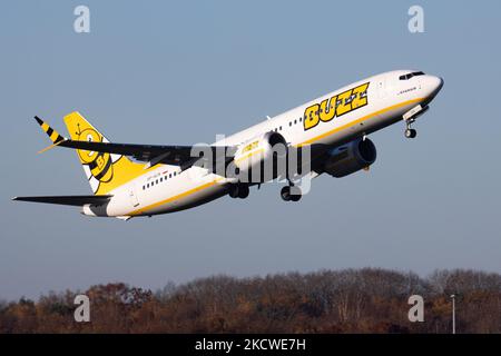 Buzz Boeing 737 MAX 8 Flugzeuge wie gesehen Rollen, starten und fliegen von Eindhoven Airport EIN nach Warschau Polan WMI während eines Tages mit blauem Himmel. Die brandneue Boeing 737 MAX 8-200 hat die Zulassung SP-RZA, fliegt seit Oktober 2021. Buzz Airline ist eine Billigfluggesellschaft, eine Tochtergesellschaft der Billigfluggesellschaft Ryanair. Buzz betreibt Linienflüge im Auftrag von Ryanair, Und Charterflüge aus Polen, die Airline Buzz mit dem BEE-Logo, nahm im Januar 2020 ihren Betrieb auf, früher hieß sie Ryanair Sun. Die weltweite Luftfahrtindustrie versucht sich von der Negativzeit zu erholen Stockfoto