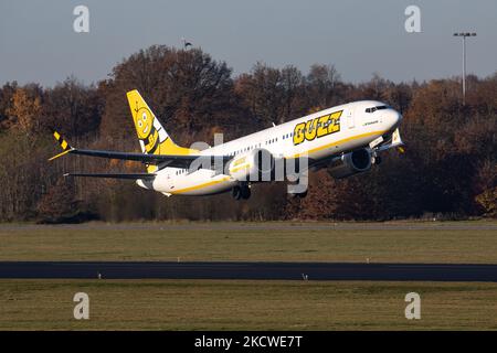 Buzz Boeing 737 MAX 8 Flugzeuge wie gesehen Rollen, starten und fliegen von Eindhoven Airport EIN nach Warschau Polan WMI während eines Tages mit blauem Himmel. Die brandneue Boeing 737 MAX 8-200 hat die Zulassung SP-RZA, fliegt seit Oktober 2021. Buzz Airline ist eine Billigfluggesellschaft, eine Tochtergesellschaft der Billigfluggesellschaft Ryanair. Buzz betreibt Linienflüge im Auftrag von Ryanair, Und Charterflüge aus Polen, die Airline Buzz mit dem BEE-Logo, nahm im Januar 2020 ihren Betrieb auf, früher hieß sie Ryanair Sun. Die weltweite Luftfahrtindustrie versucht sich von der Negativzeit zu erholen Stockfoto